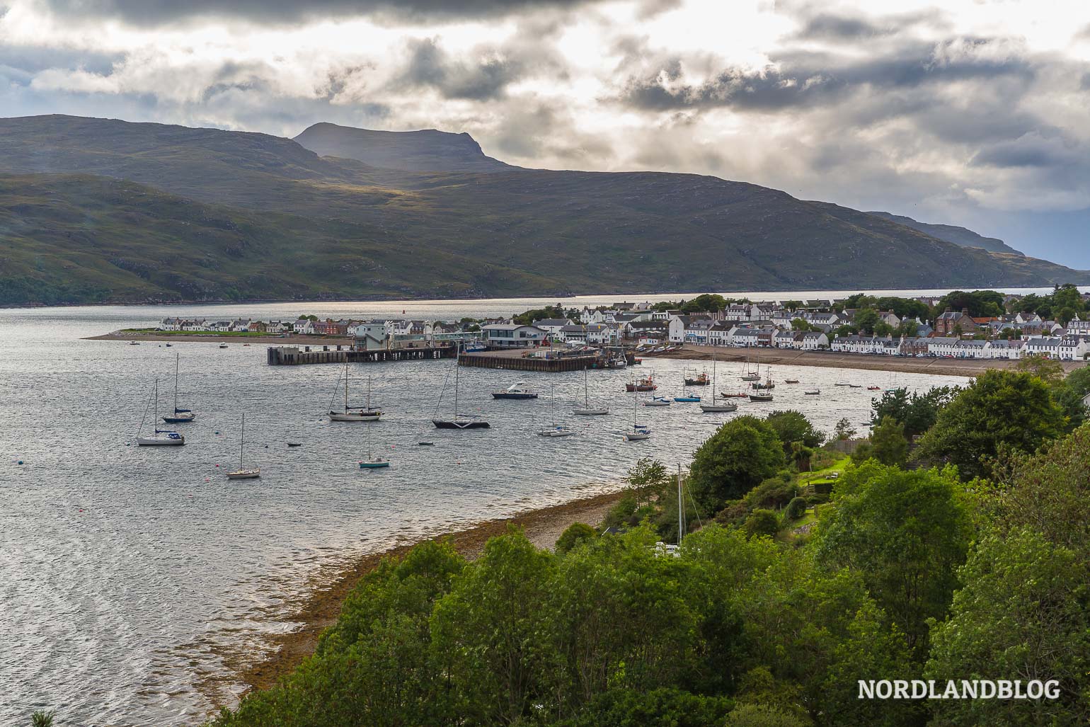 Blick auf Ullapool - eine wirklich schöne Stadt im Westen von Schottland