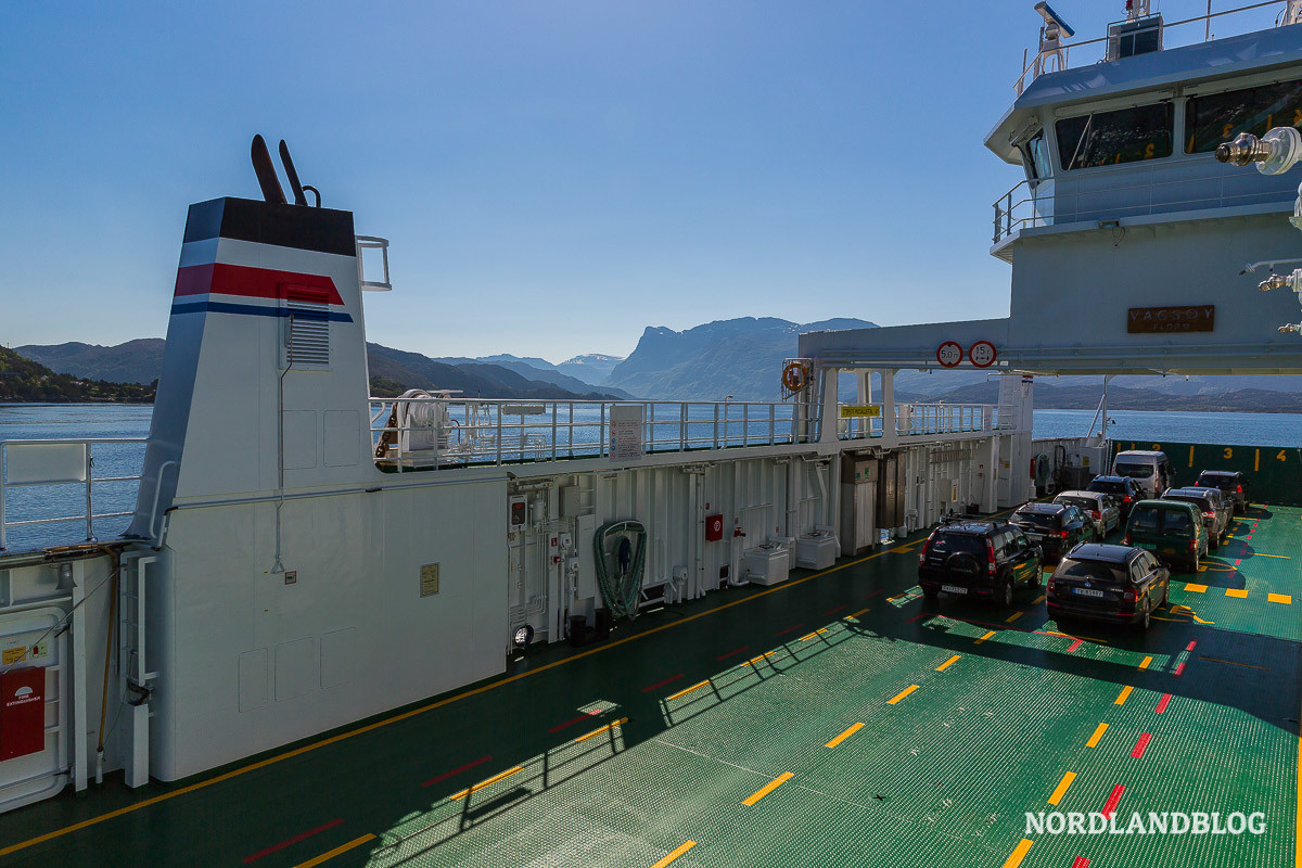 Fähren in Norwegen befördern Passagiere und Güter über das Meer und die Fjorde