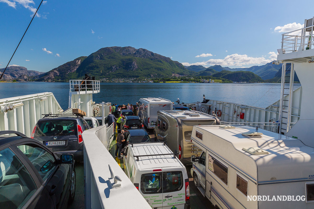Fähren in Norwegen bieten auf den Überfahrten auch immer wieder tolle Aussichten 