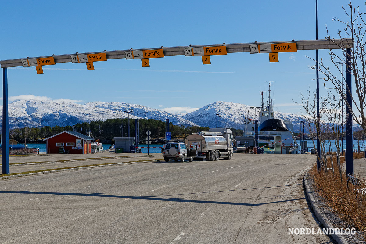 An einem Fährhafen in Nordnorwegen - Bild im Beitrag Fähren in Norwegen