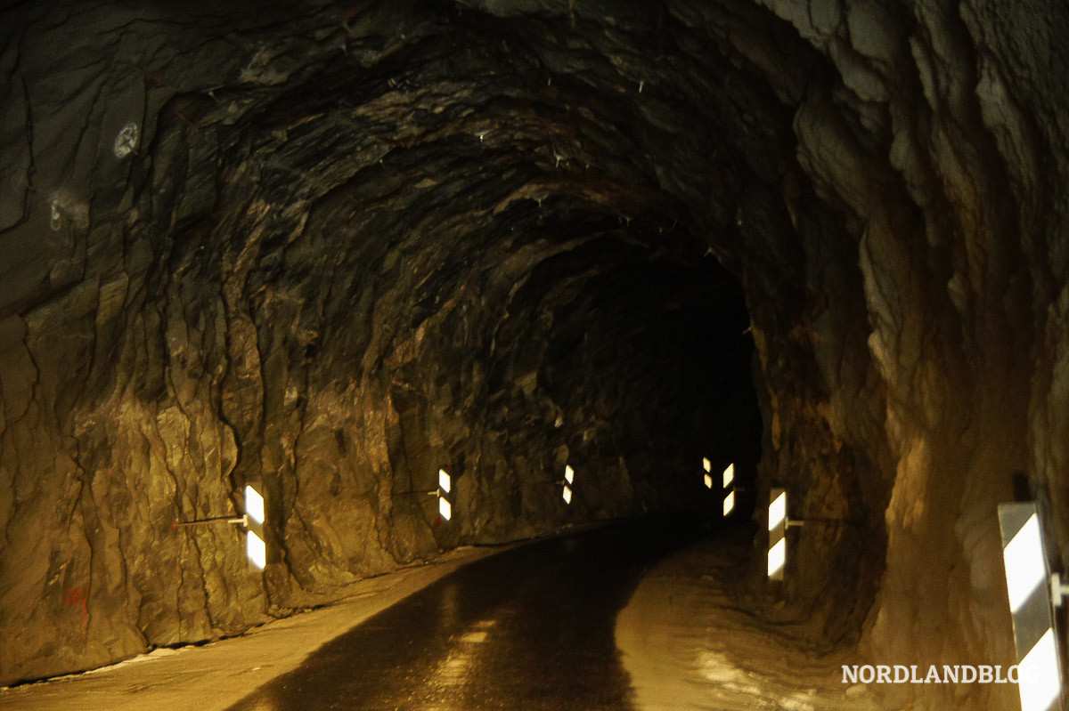 Alter Tunnel in den Bergen - mit dem Auto oder Wohnmobil in Norwegen