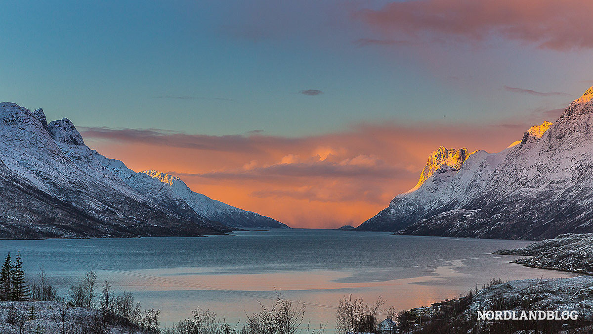 Blick auf den Ersfjorden bei Tromsø in Nordnorwegen