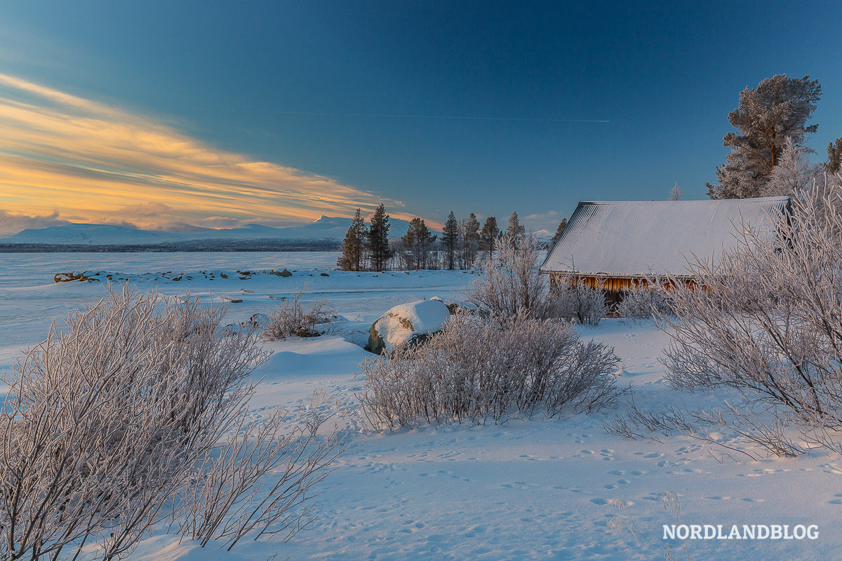 Bild vom Winterwunderland am Femunden, wo alles vom Eis gefroren ist.