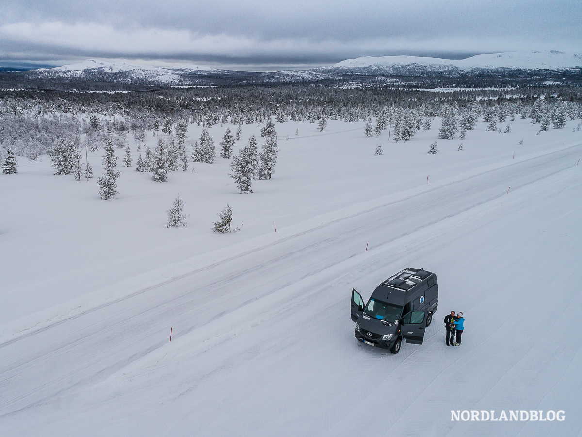 Mit unserem Kastenwagen Mercedes Sprinter 4x4 Independent am Pass nach Idre (Schweden) auf der Winterwonderland Tour.