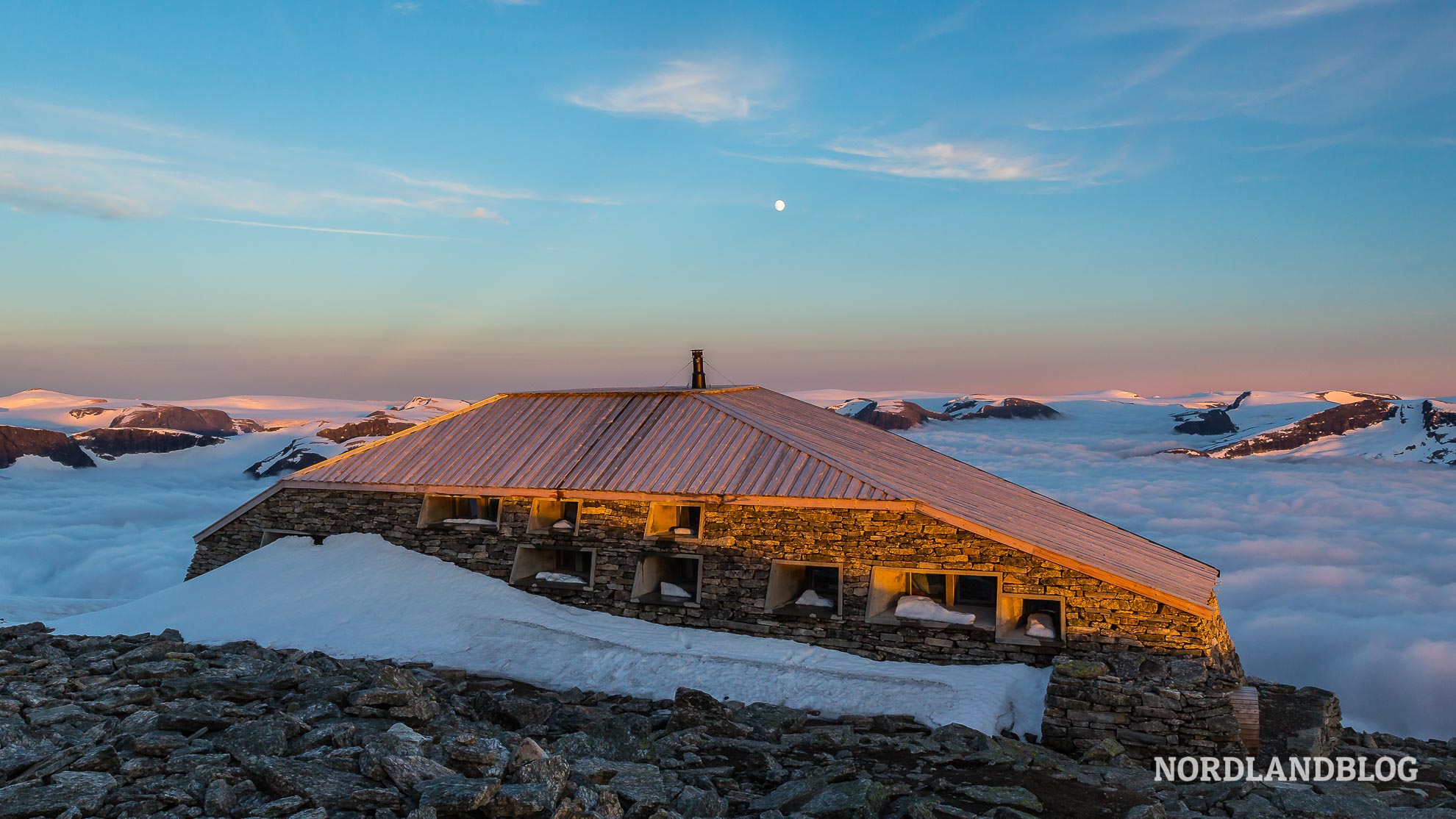 DNT Hütte auf dem Gipfel des Skåla am Nordfjord (Übernachten in Norwegen) Nordlandblog