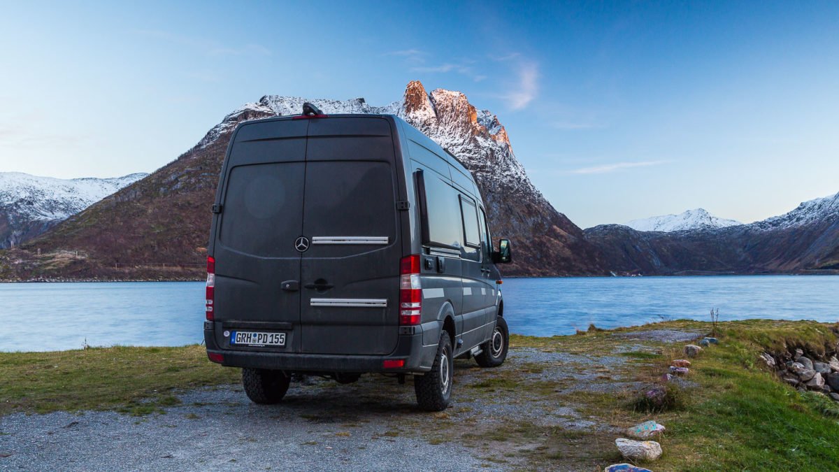 Wohnmobil Stellplatz Nordnorwegen: Am Meer bei Fjordgård (Insel Senja) Wohnmobil Stellplatz Nordnorwegen: Am Meer bei Fjordgård (Insel Senja) - Wohnmobil, Stellplatz, Senja, Parkplatz, Kastenwagen - norwegen-stellplaetze -