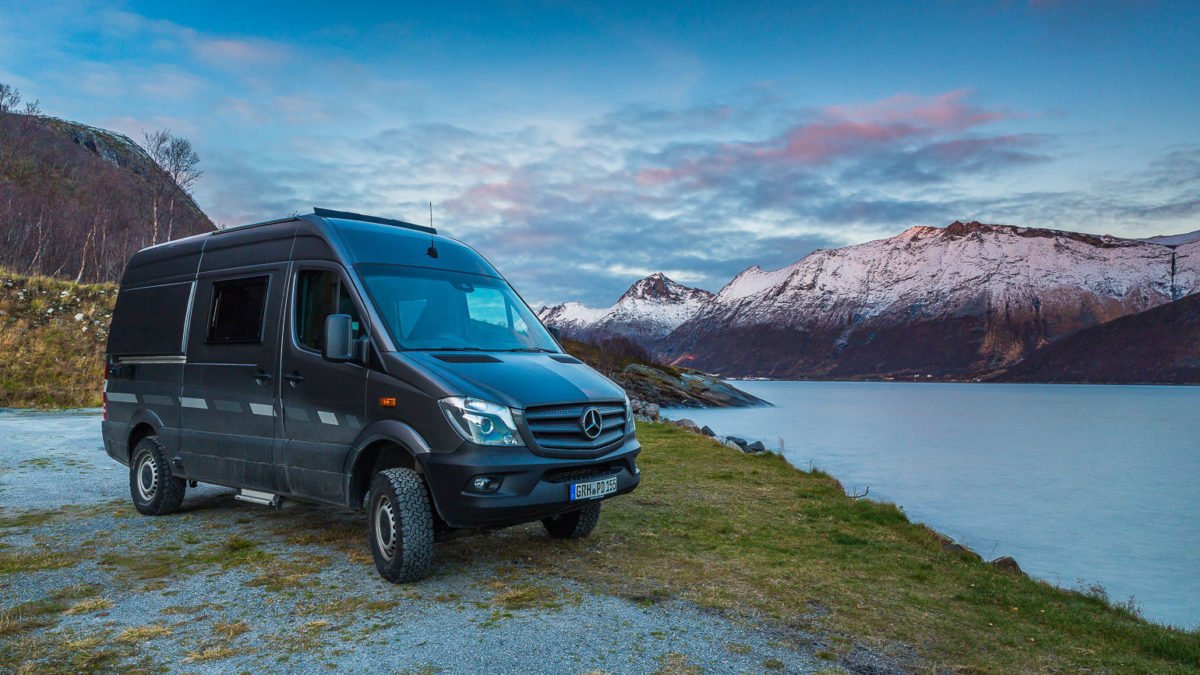 Wohnmobil Stellplatz Nordnorwegen: Am Meer bei Fjordgård (Insel Senja) Wohnmobil Stellplatz Nordnorwegen: Am Meer bei Fjordgård (Insel Senja) - Wohnmobil, Stellplatz, Senja, Parkplatz, Kastenwagen - norwegen-stellplaetze -