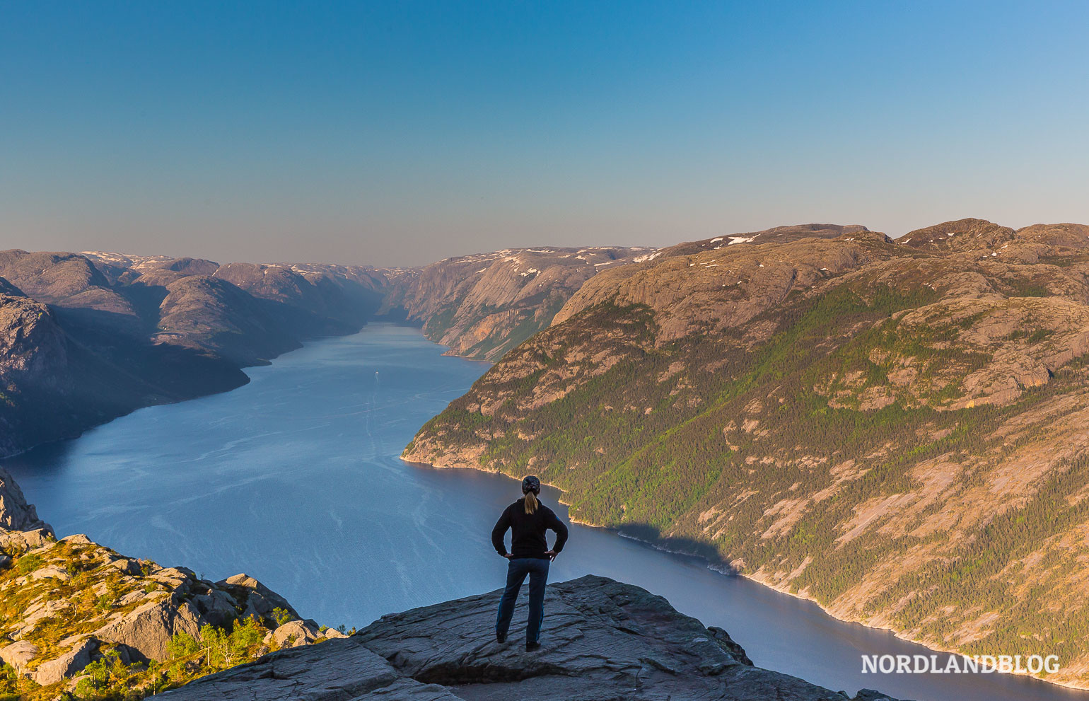 Blick vom Preikestolen über einen Fjord auf dieser Rundreise durch Südnorwegen