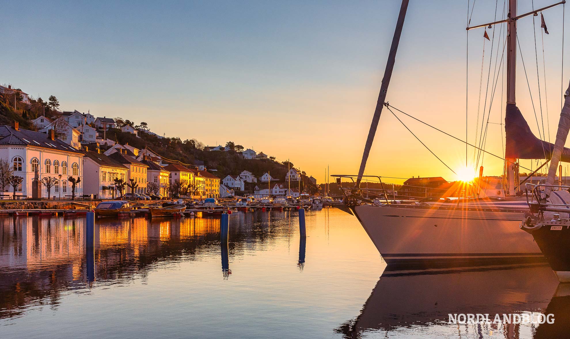 Sonnenaufgang im Hafen von Risör in Norwegen - Highlights Südnorwegen