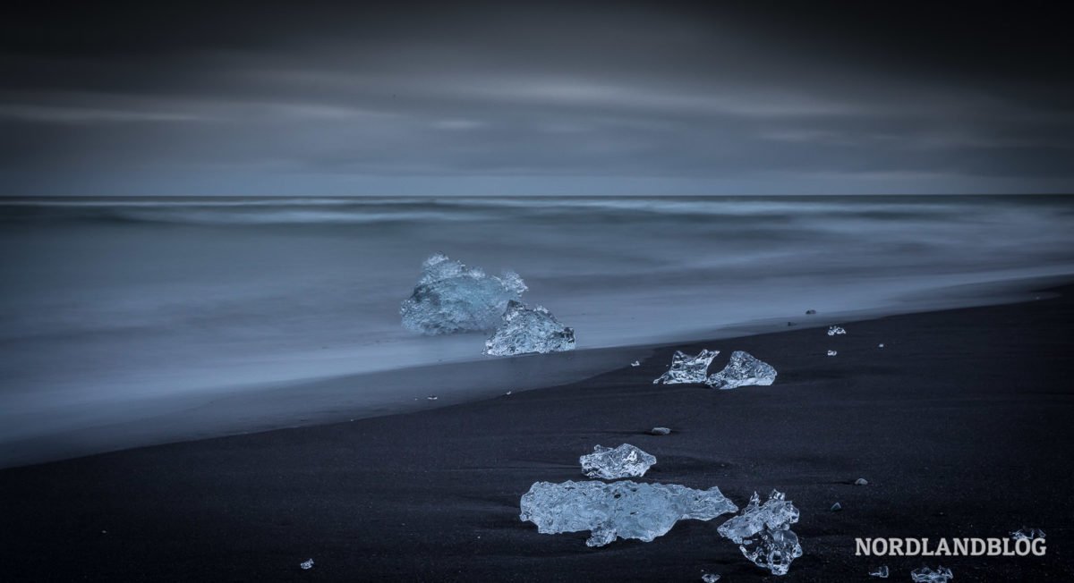 Langzeitbelichtung mit Graufilter an einem trüben und regnerischen Tag. Der Diamond Beach ist ein Foto-Hotspot.