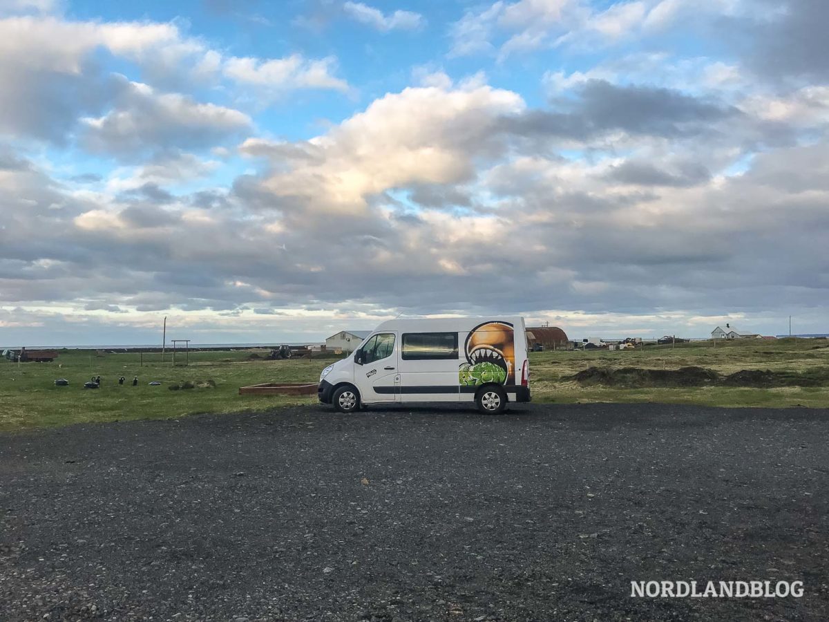 Ein Mietwohnmobil auf dem Campingplatz in Island