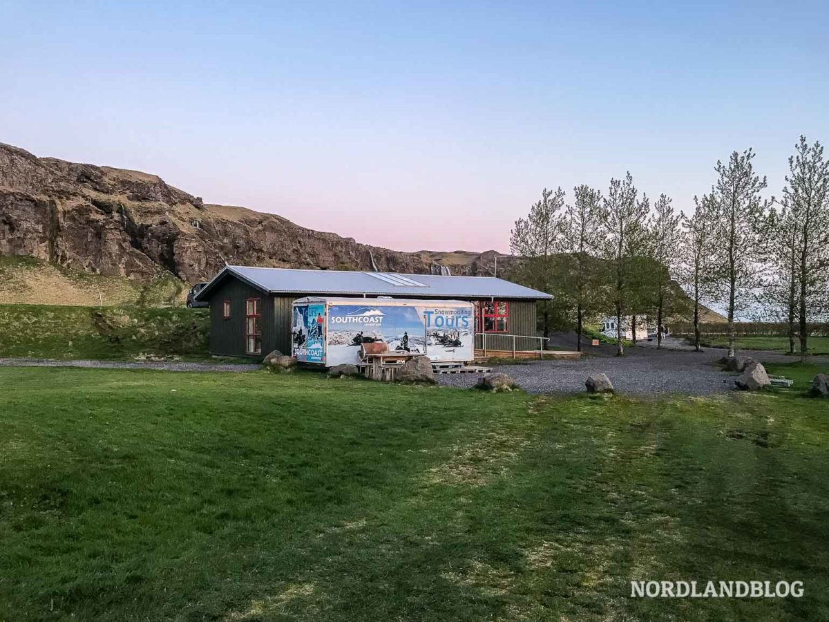 Sanitärgebäude auf dem Campingplatz am Seljalandsfoss in Island