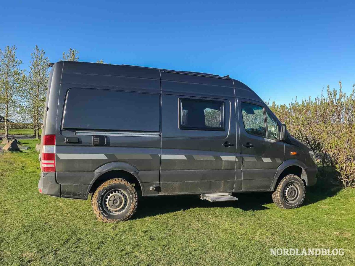 Kastenwagen Nordlandblog auf der Wiese vom Campingplatz