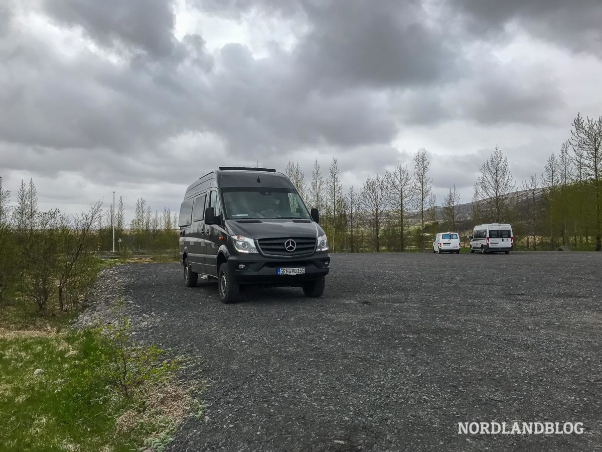 Hier haben wir direkt neben dem Geysir in Island die Nacht im Kastenwagen verbracht