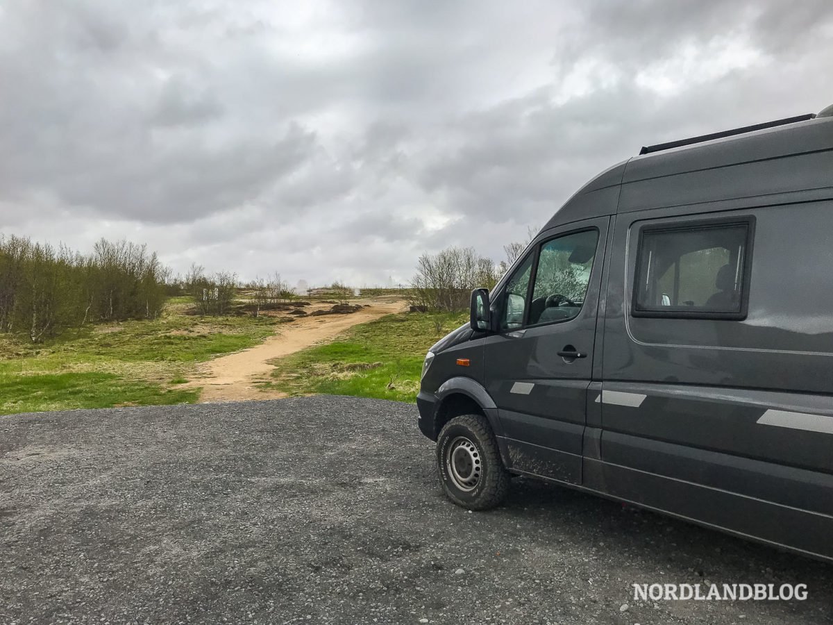 Blick vom Kastenwagen auf den Geysir in Island