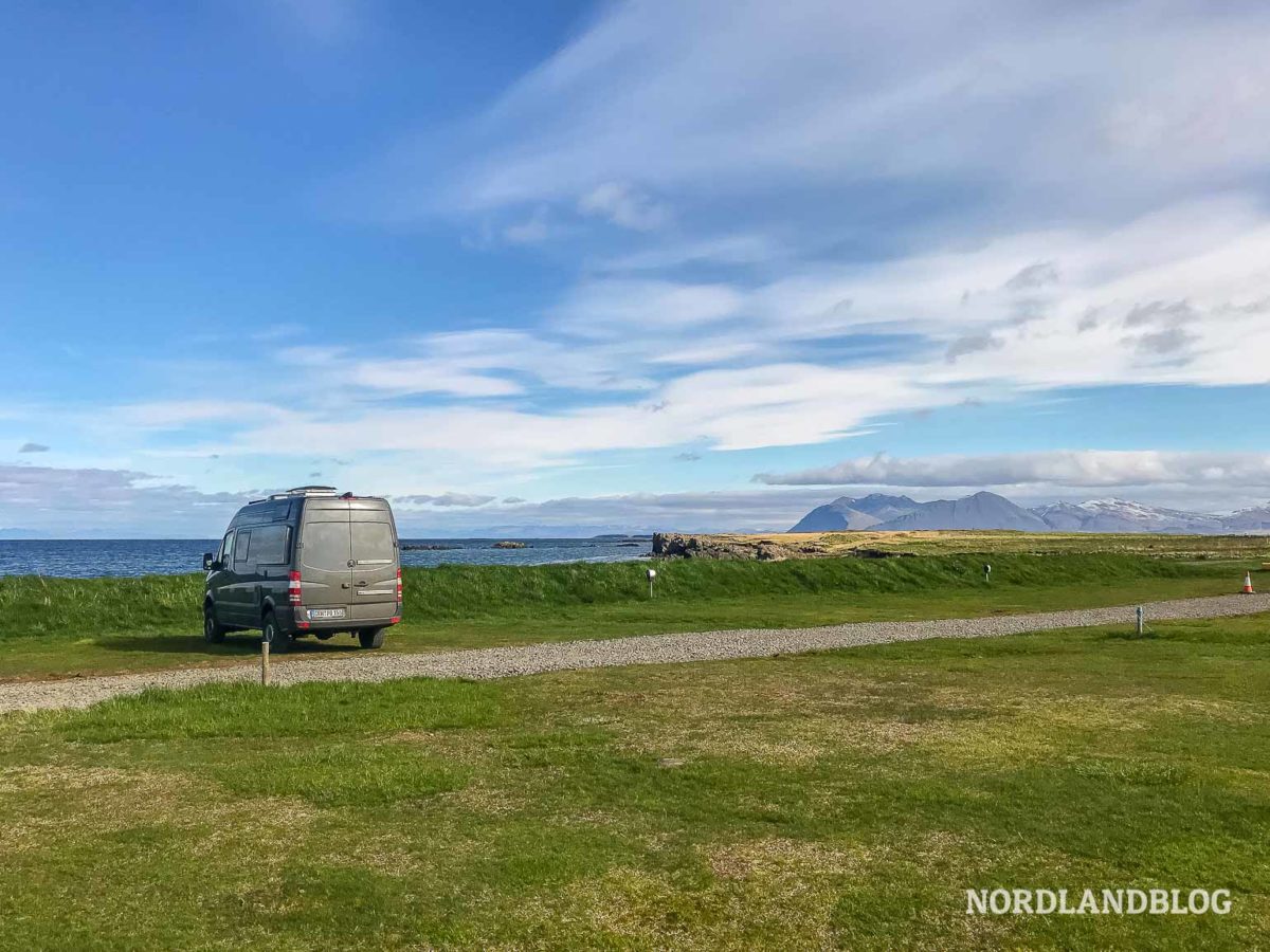 Blick vom Campingplatz Akranes über das Meer