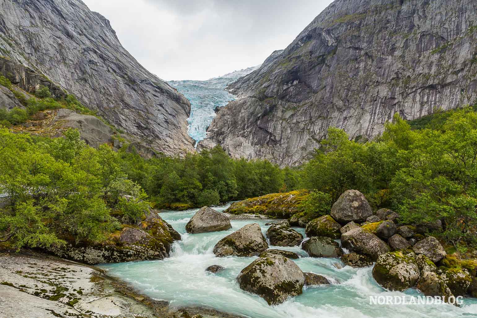 Blick zum Briksdalsbreen, den man in der Ferne bereits ausmachen kann - Reise durch Fjordnorwegen