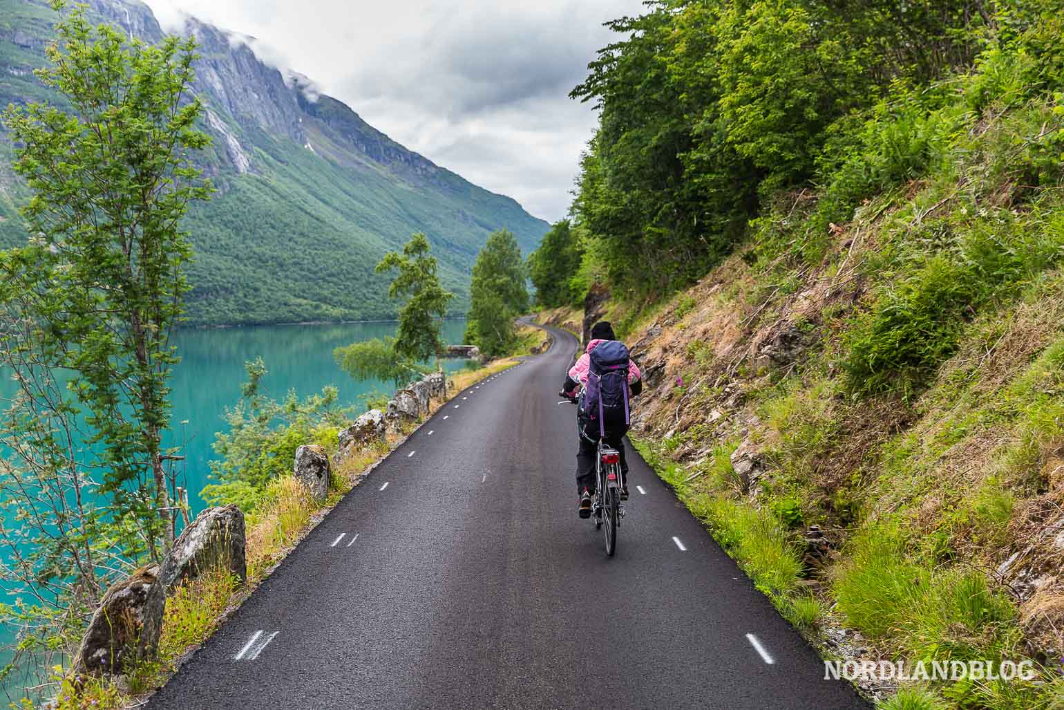 Mit dem Fahrrad am Lovatnet durch das Lodalen