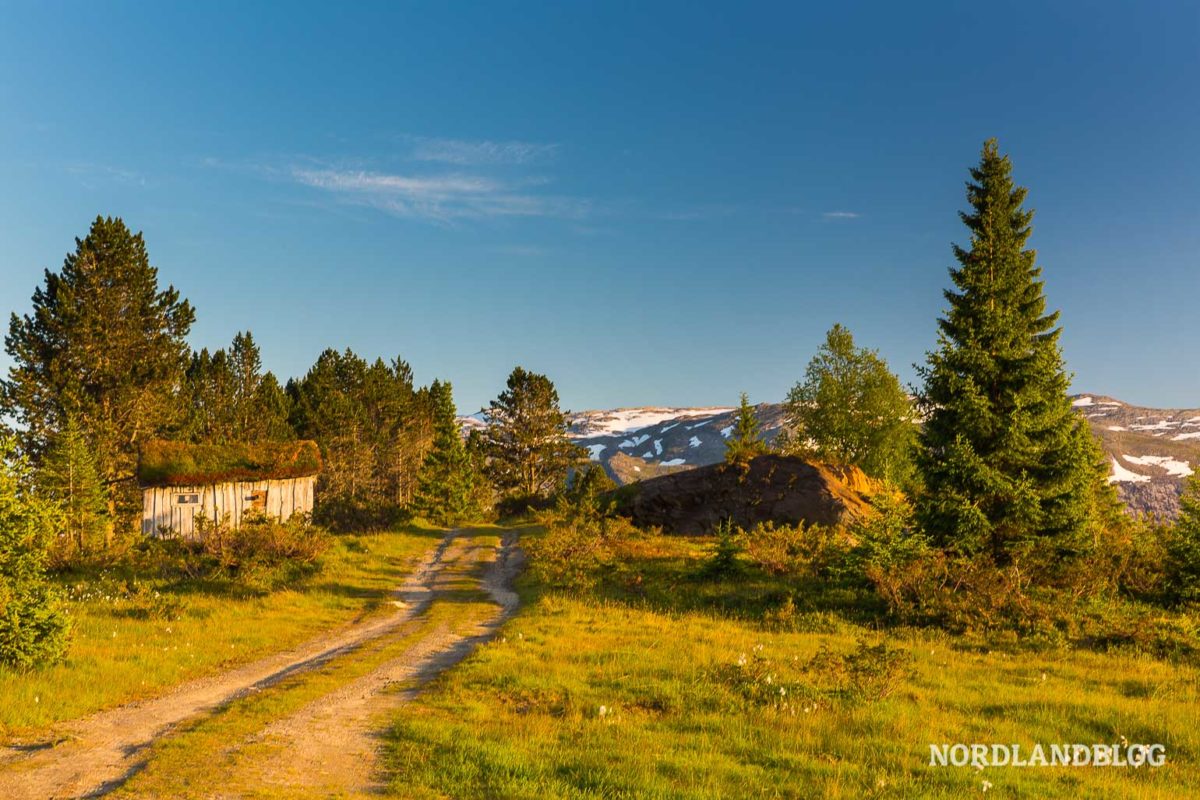 Abendstimmung am Wohnmobil-Stellplatz neben der RV 60 in Norwegen. Abendstimmung am Wohnmobil-Stellplatz neben der RV 60 in Norwegen.