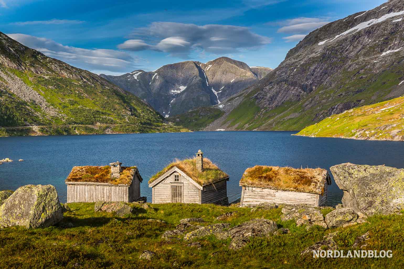 Alte Almhütten am Bergsee Nystølsvatnet - Reise durch Fjordnorwegen