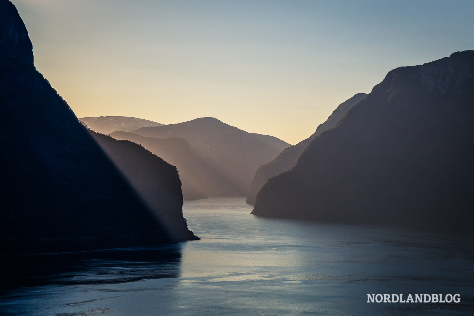 Sognefjord Fjordnorwegen im Abendlicht - Reise durch Fjordnorwegen