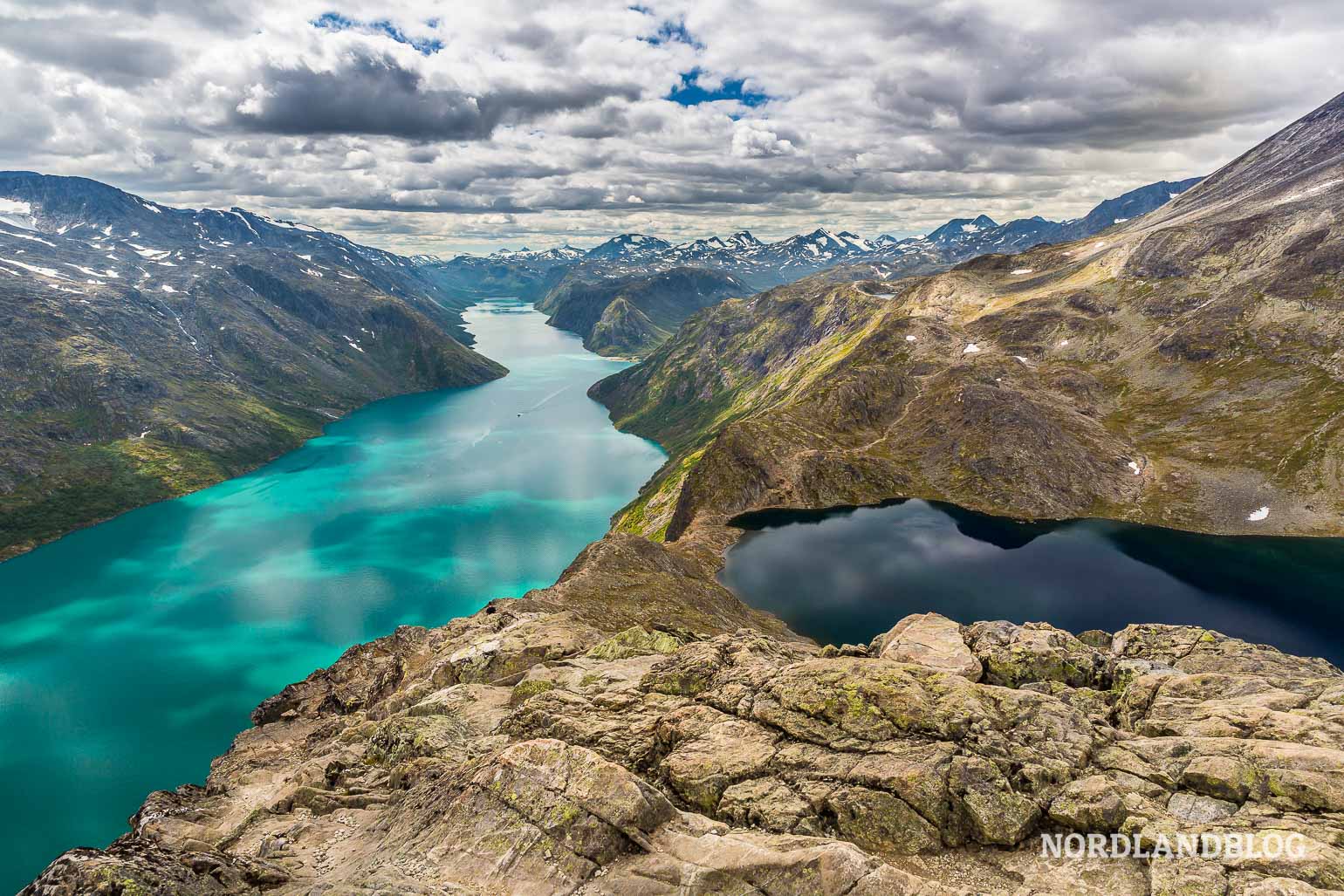 Blick über den Besseggengrat auf den See Gjende - Reise durch Fjordnorwegen