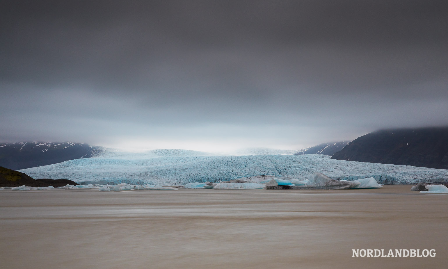 Blick über die Gletscherlagune Fjallssarlon zum Gletscherarm des Vatnajökull