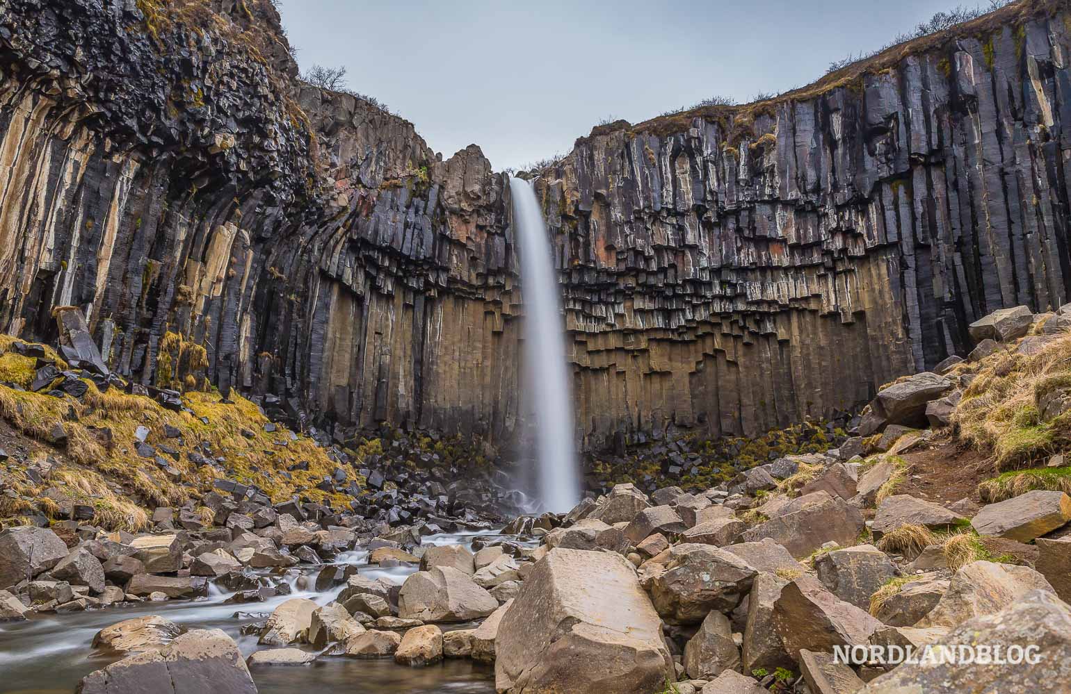 Der markante Wasserfall in den Basaltfelsen, der Svartifoss, liegt unweit vom Campingplatz