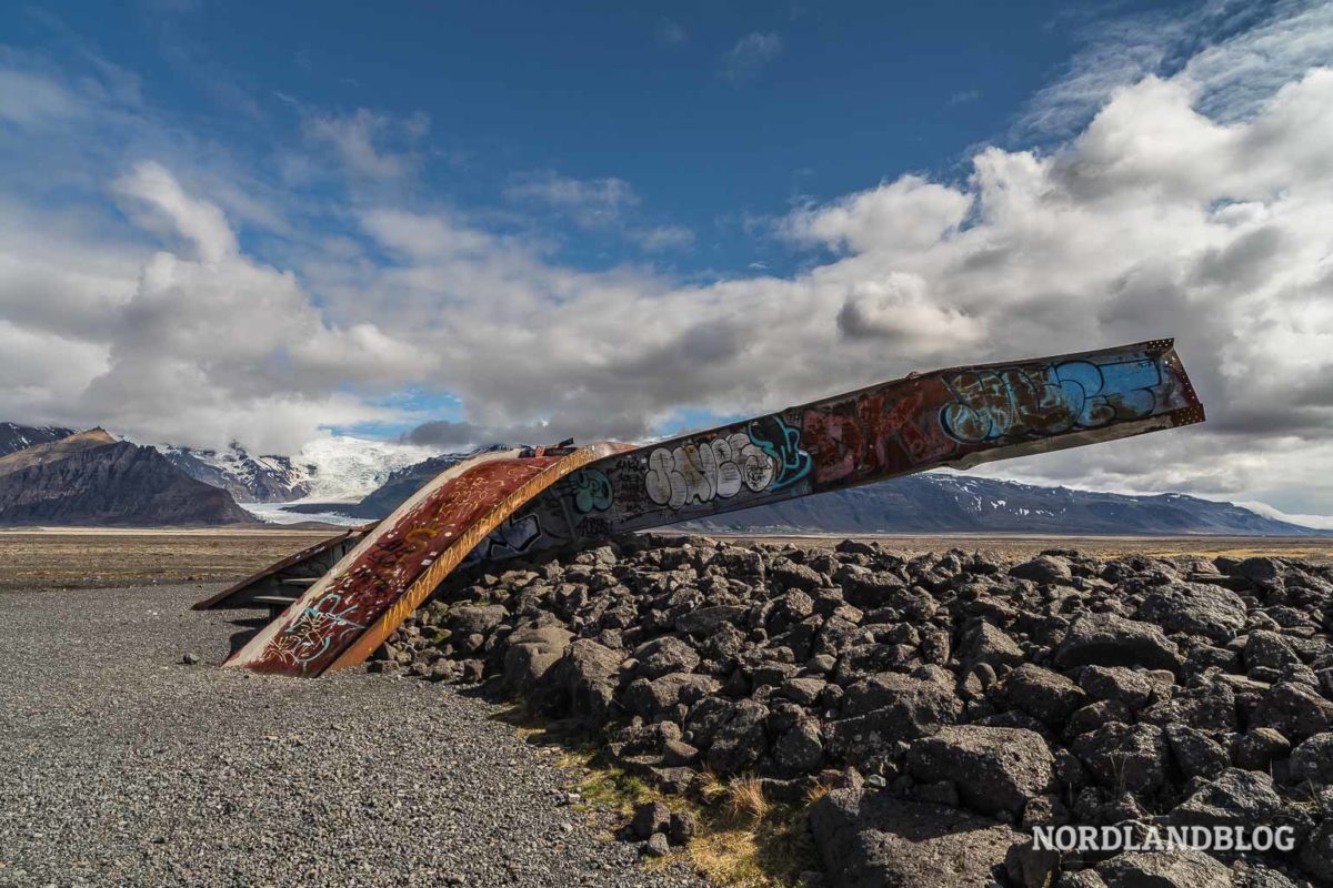 1332 Kilometer um Island – an der Südküste zum Seljalandsfoss (Teil III) 1332 Kilometer um Island – an der Südküste zum Seljalandsfoss (Teil III) - Wohnmobil, Vatnajöküll, Südküste, Skaftafell, Seljalandsfoss, Rundreise, Roadtrip, Ringstrasse, Kastenwagen, Island, Flugzeugwrack - island-rundreisen - Im dritten Teil der Reportage zu unserer Kastenwagen-Tour rund um Island nehmen wir dich mit an die Südküste der Insel: Wasserfälle, Strände, Felsen und Gletscher zaubern einmal mehr eine atemberaubende Landschaft, die es zu entdecken gilt...