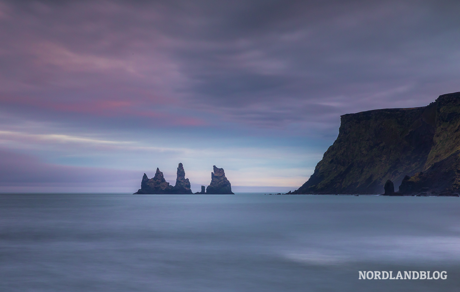 Reynisdrangar Felssäulen im Meer bei Vik i Myrdal in Island