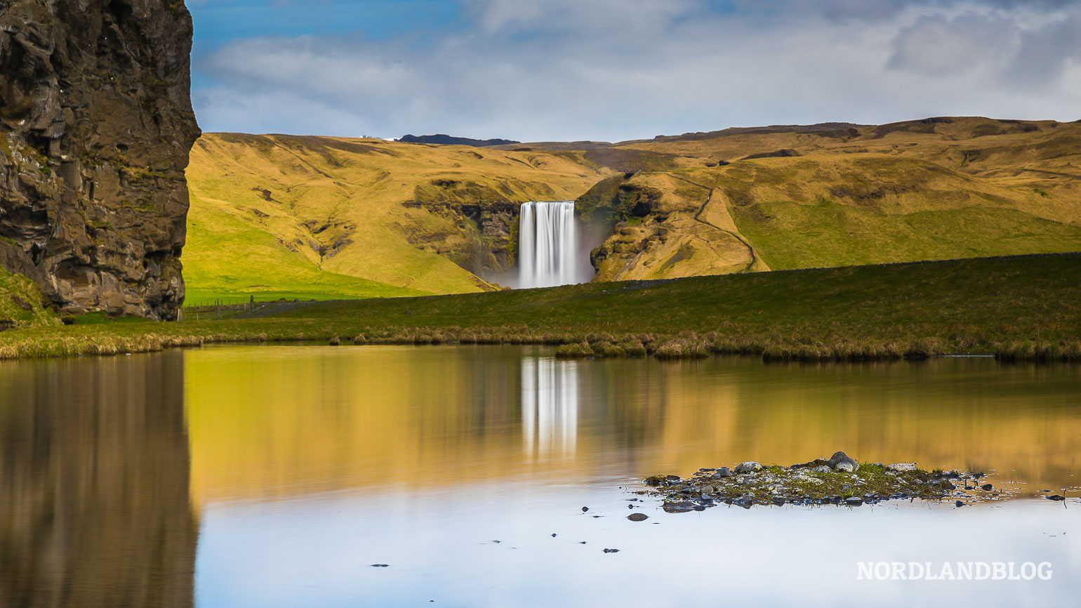 Wasserfall Skogafoss aus der Ferne fotografiert (Nordlandblog)