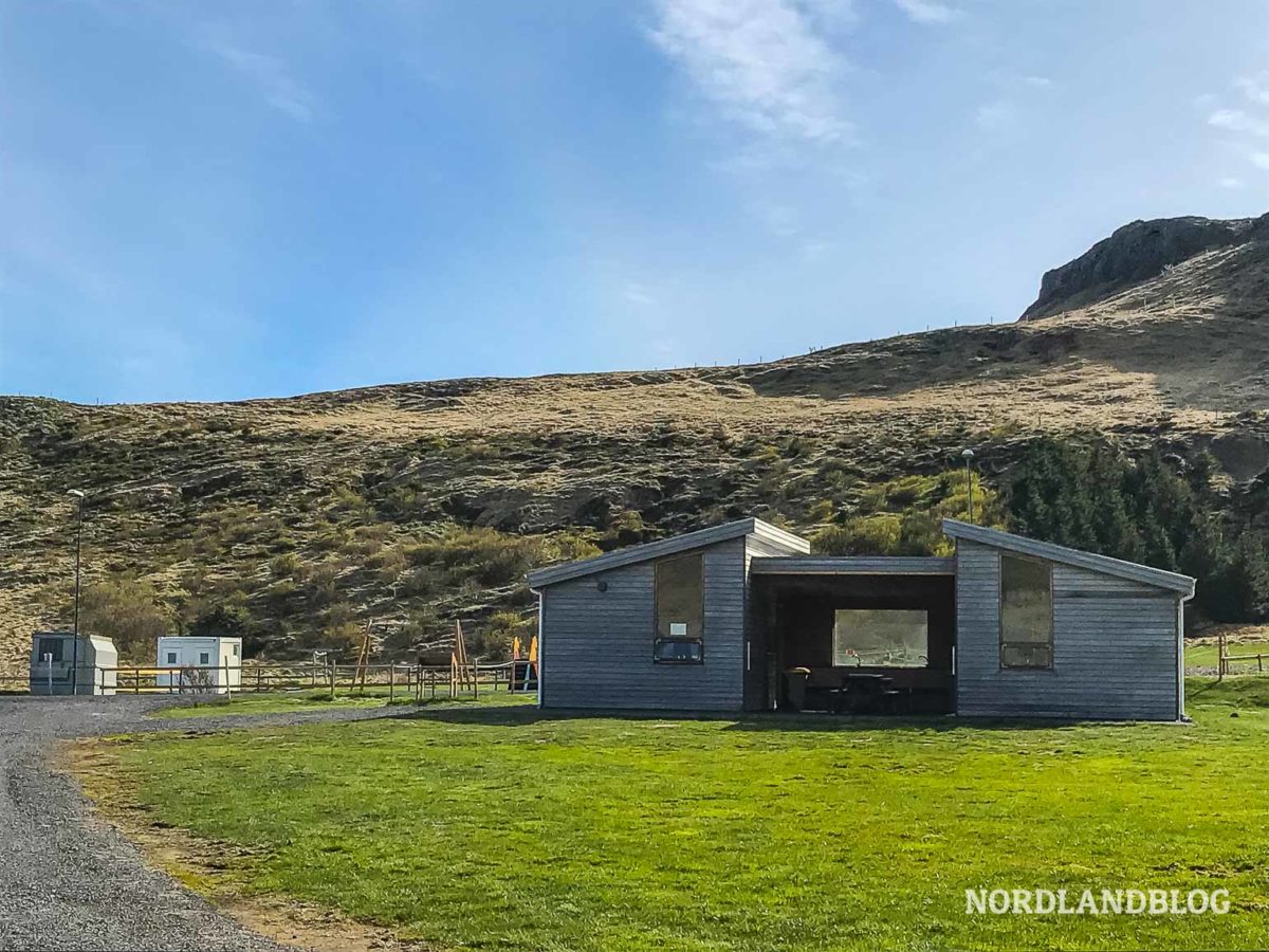 Das Servicegebäude auf dem Campingplatz in Ólafsvík (Island)