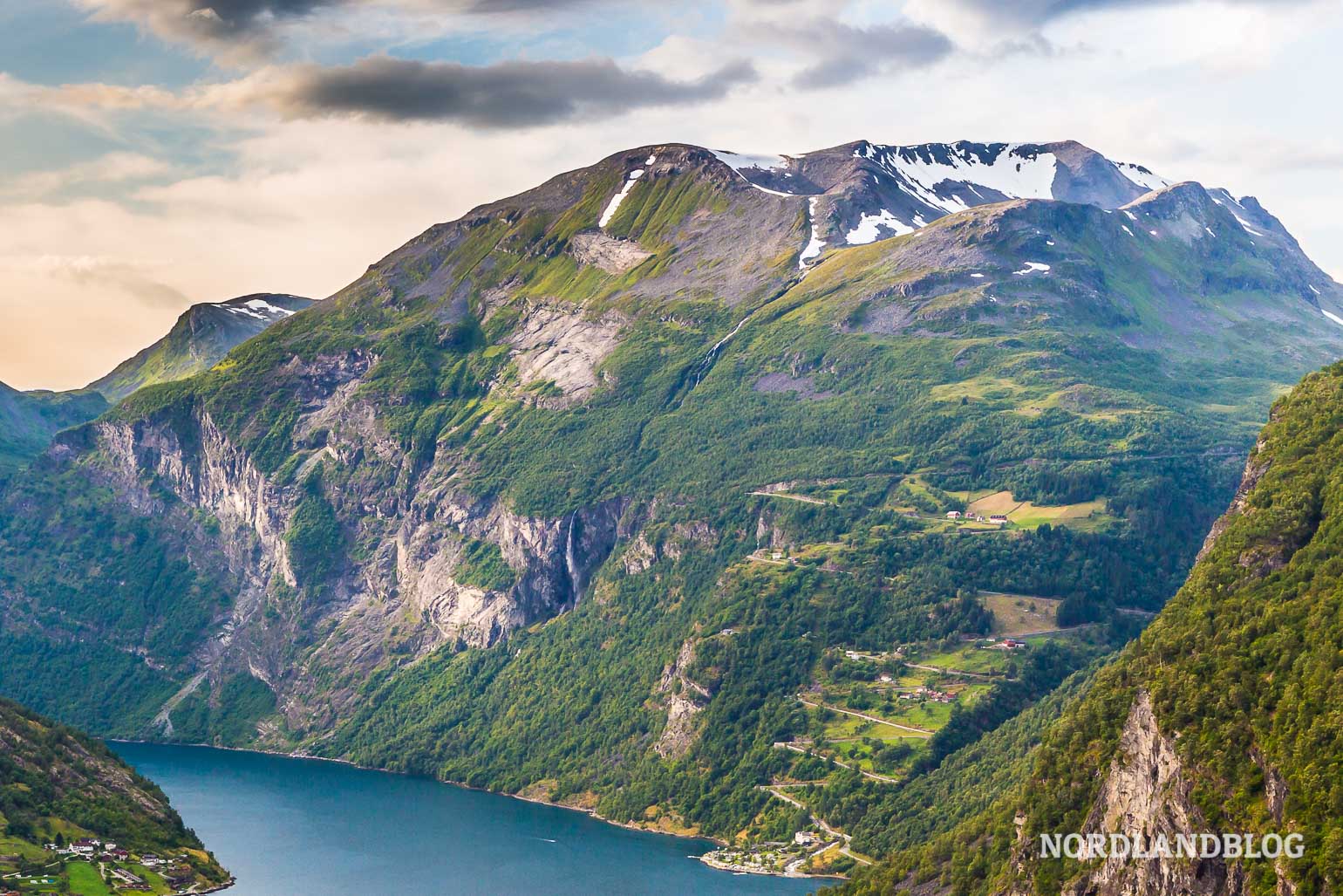 Blick auf die Straße hinab zum Geirangerfjord