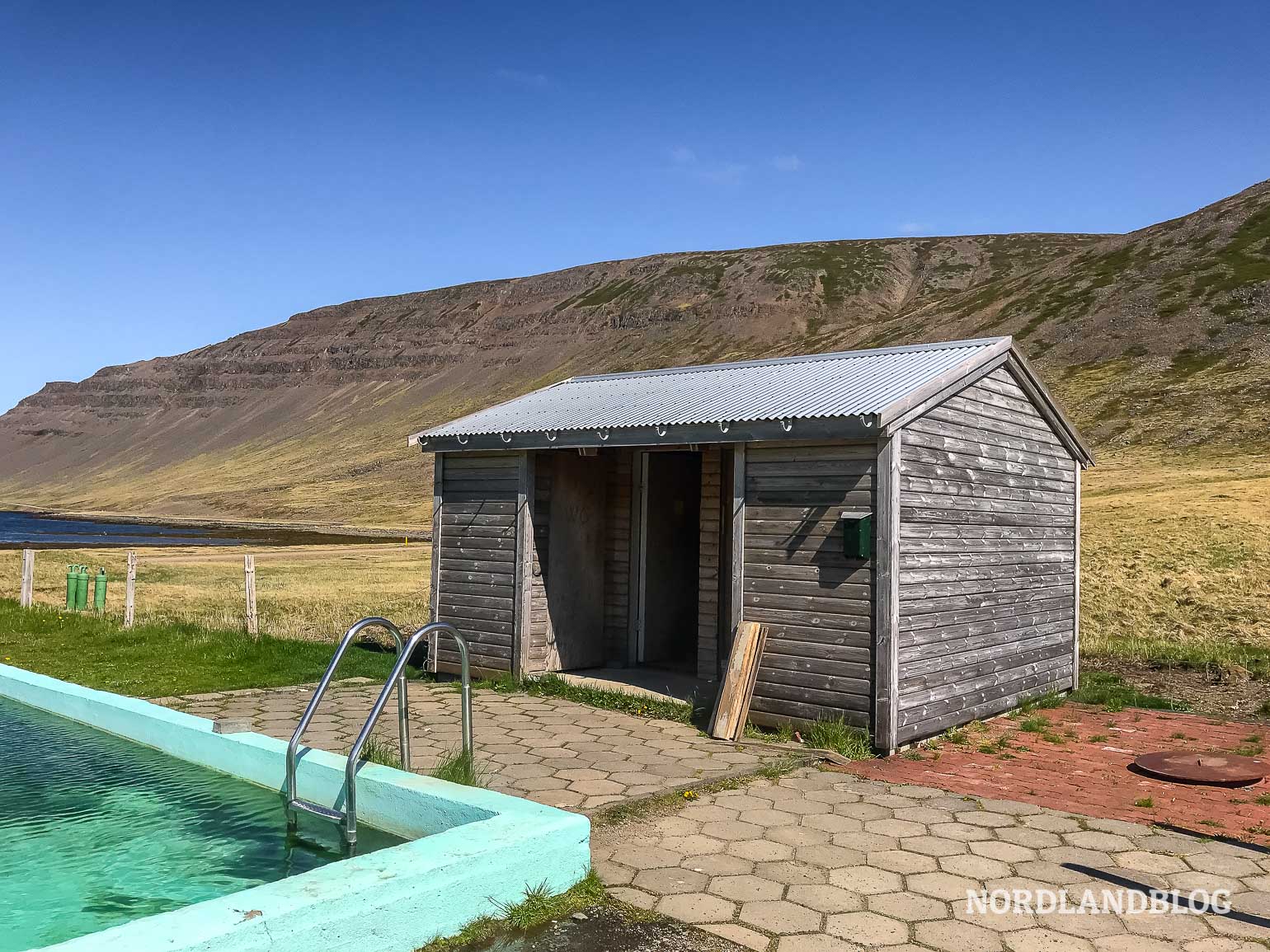 Reykjafjardarlaug Badehaus vom Hotpot (Island)