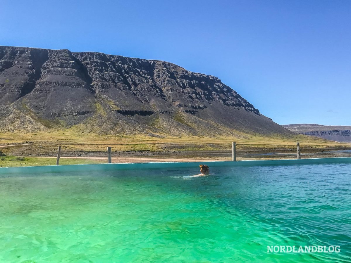Conny schwimmt im Hotpot in Island