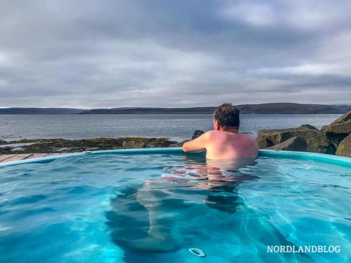 Blick über das Meer aus dem Hotpot in Drangsnes (Island)