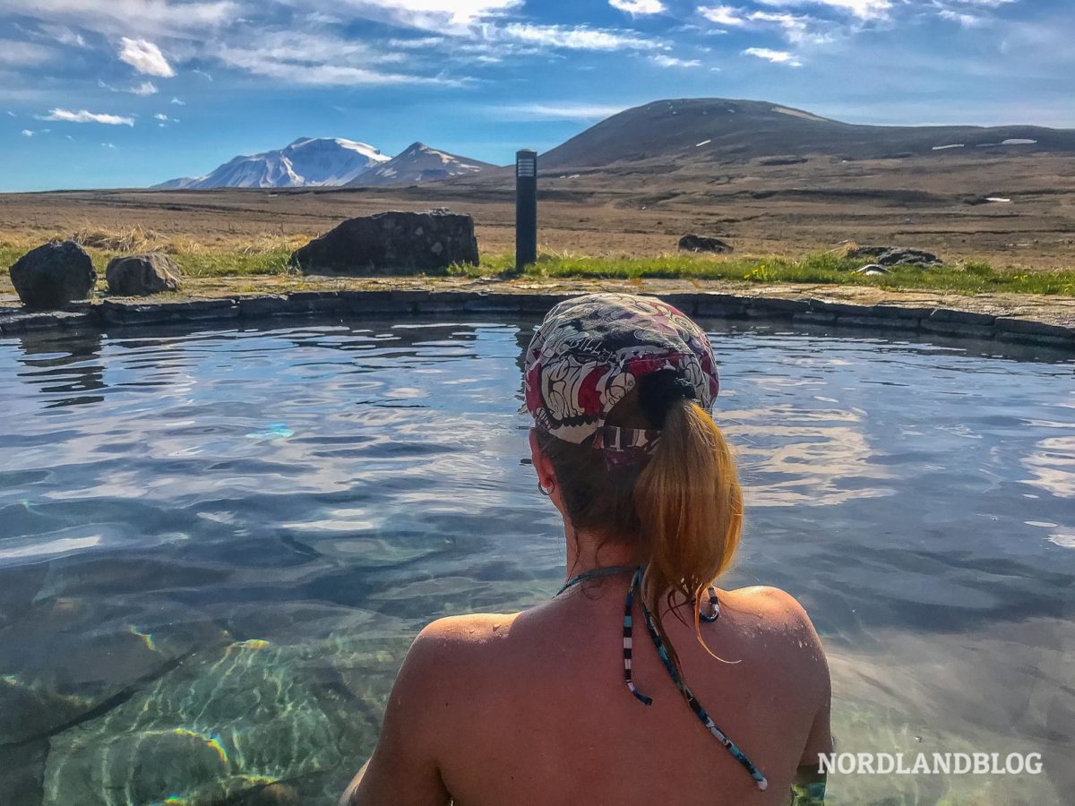 Blick aus dem Hotpot Laugarfell auf die mächtigen Berge im Hochland von Island