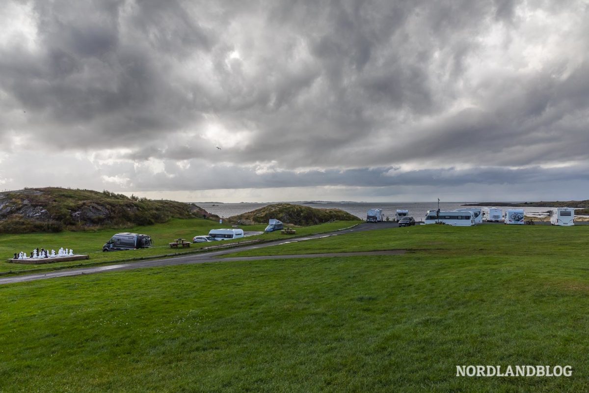 Blick über den Campingplatz Haraldshaugen (Haugesund / Norwegen) auf das Meer