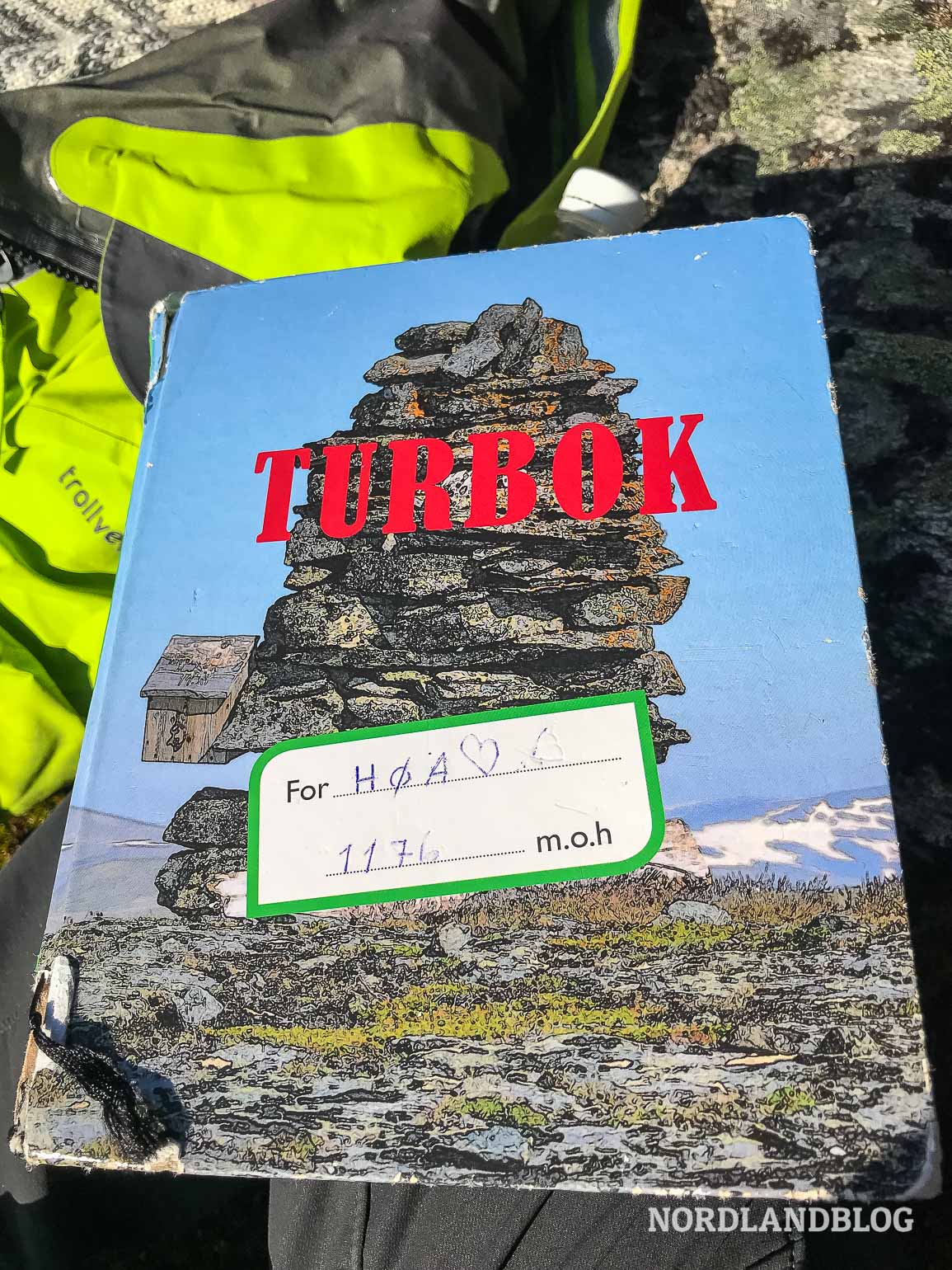 Eintrag in das Gipfelbuch am Ziel der Tour auf den Høa