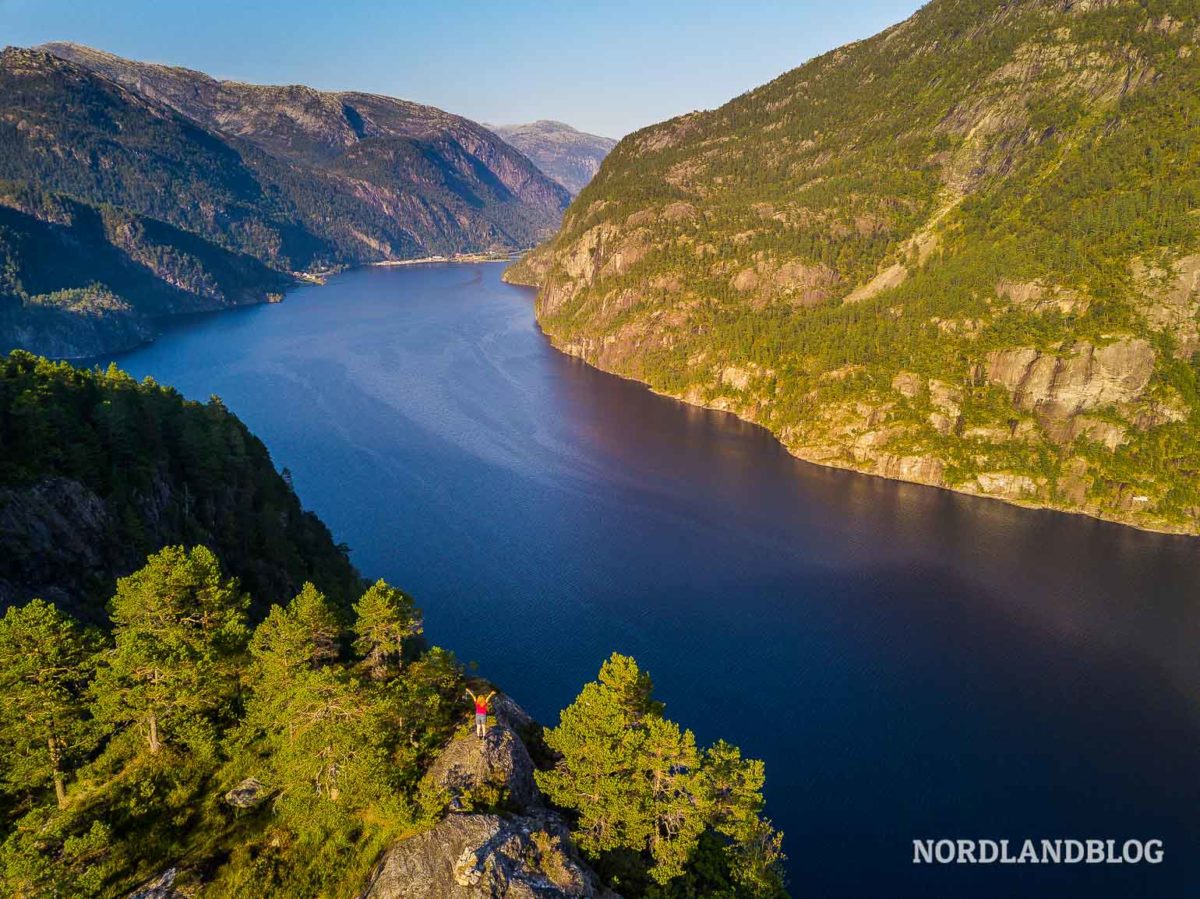 Wanderwege Norwegen: Fjordblick vom Felsen Slottet, dem"Kleinen Preikestolen" Wanderwege Norwegen: Fjordblick vom Felsen Slottet, dem"Kleinen Preikestolen" - Tourtipp, Tourempfehlung, Slottet, Modalen, Kleiner Preikestolen, Felsformation, Familienwanderung, Aussicht - norwegen-wanderungen -