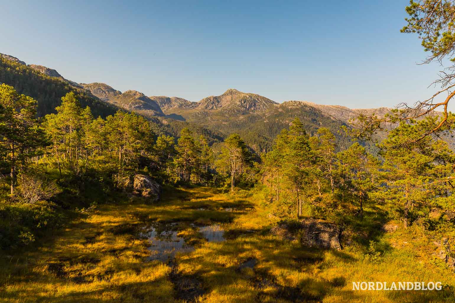 Wanderung auf die Felsformation Slottet bei Mo im Modalen (Norwegen)