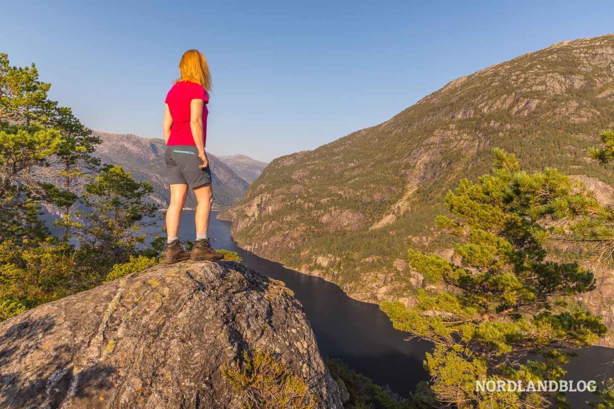Wanderwege Norwegen: Fjordblick vom Felsen Slottet, dem"Kleinen Preikestolen" Wanderwege Norwegen: Fjordblick vom Felsen Slottet, dem"Kleinen Preikestolen" - Tourtipp, Tourempfehlung, Slottet, Modalen, Kleiner Preikestolen, Felsformation, Familienwanderung, Aussicht - norwegen-wanderungen -