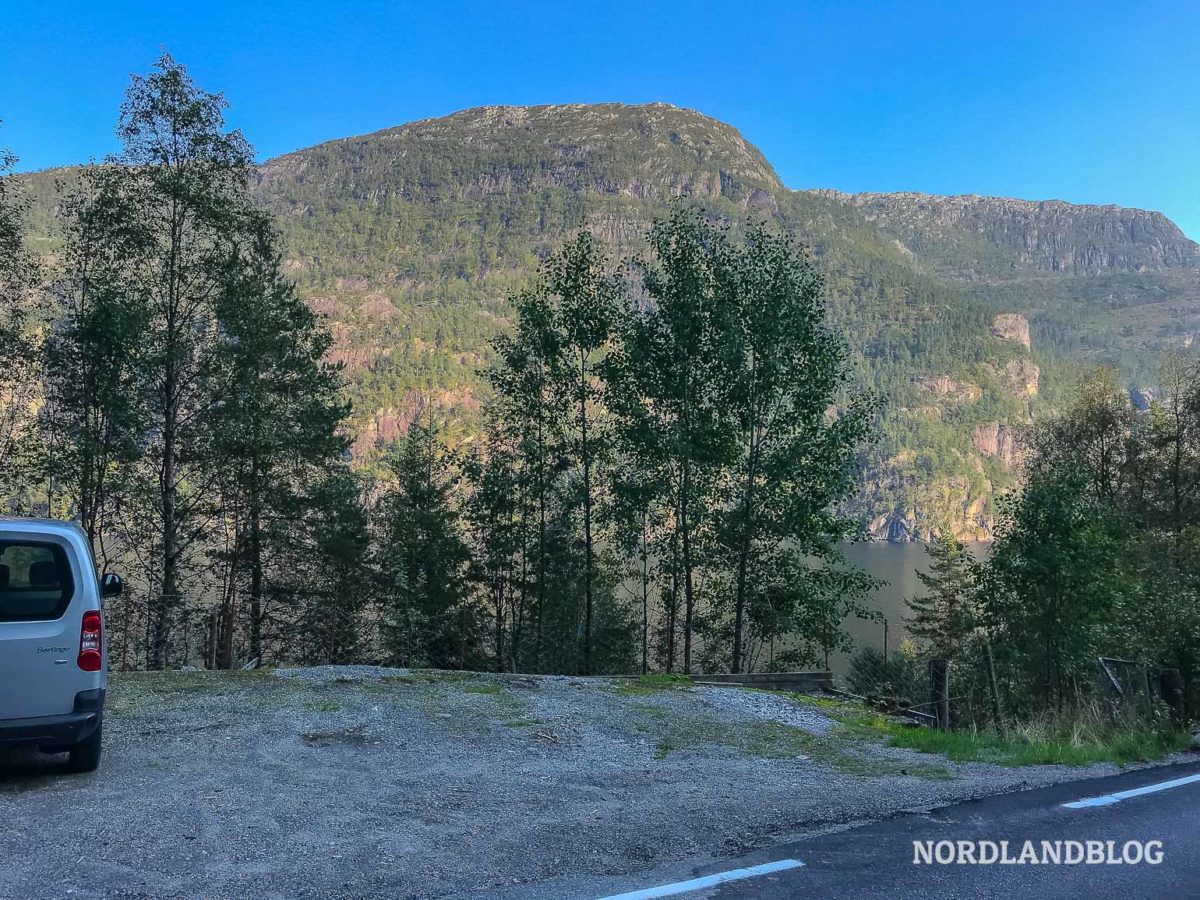 Wanderwege Norwegen: Fjordblick vom Felsen Slottet, dem"Kleinen Preikestolen" Wanderwege Norwegen: Fjordblick vom Felsen Slottet, dem"Kleinen Preikestolen" - Tourtipp, Tourempfehlung, Slottet, Modalen, Kleiner Preikestolen, Felsformation, Familienwanderung, Aussicht - norwegen-wanderungen -