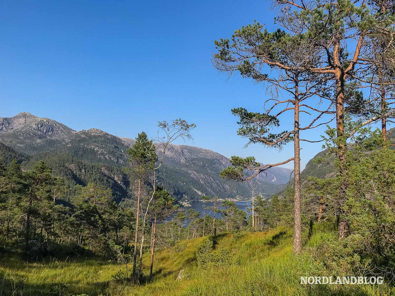 Wanderung auf die Felsformation Slottet bei Mo im Modalen (Norwegen)