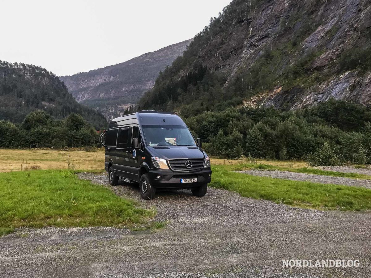 Wanderwege Norwegen: Fjordblick vom Felsen Slottet, dem"Kleinen Preikestolen" Wanderwege Norwegen: Fjordblick vom Felsen Slottet, dem"Kleinen Preikestolen" - Tourtipp, Tourempfehlung, Slottet, Modalen, Kleiner Preikestolen, Felsformation, Familienwanderung, Aussicht - norwegen-wanderungen -