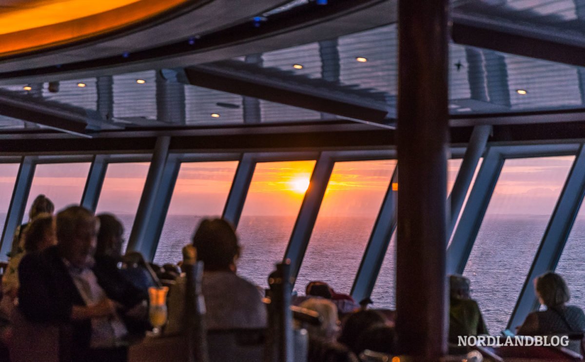 Der Blick aus dem Panoramafenster der"Observation Lounge" auf Deck 15 auf der Anreise nach Norwegen ist einfach nur grandios Der Blick aus dem Panoramafenster der"Observation Lounge" auf Deck 15 auf der Anreise nach Norwegen ist einfach nur grandios