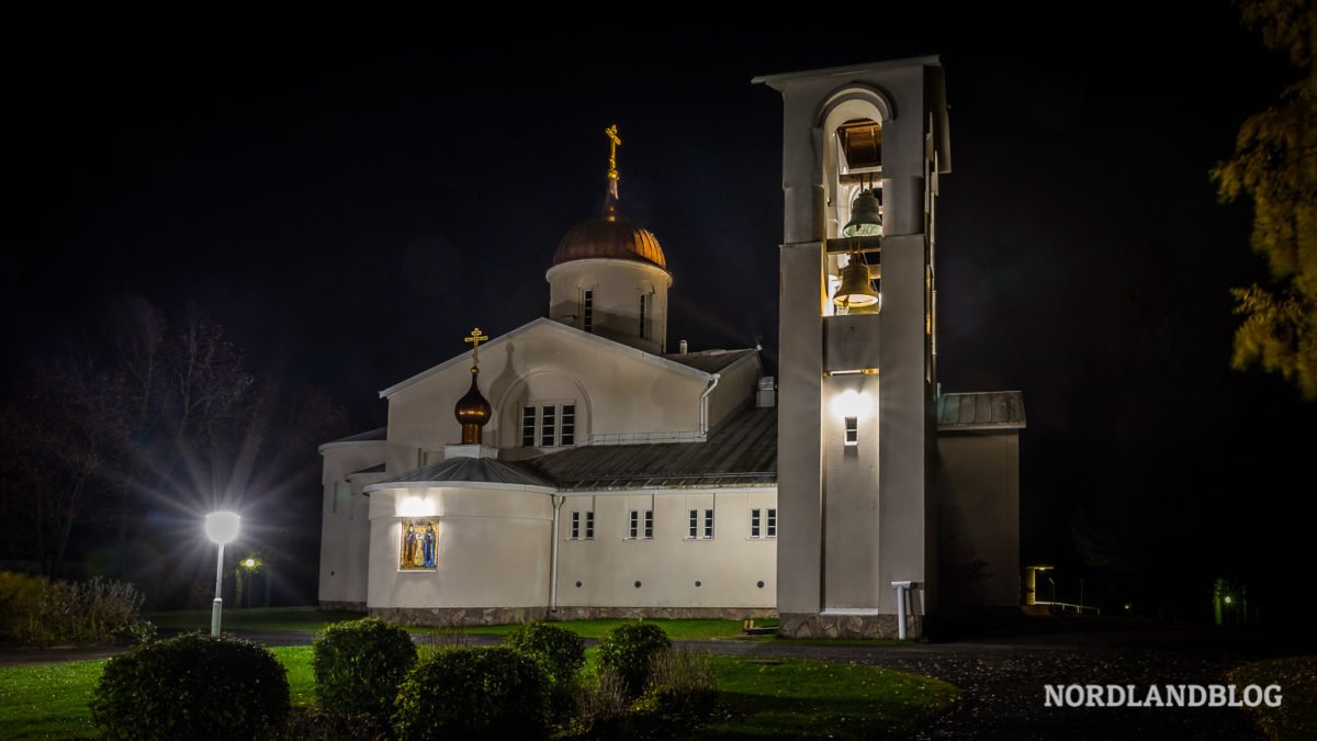 Die Kirche vom Kloster Valamo in einer dunklen Oktobernacht