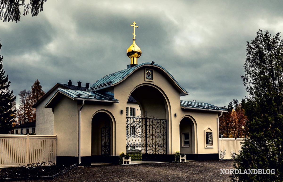 Das mächtige Eingangsportal des Klosters Valamo auf der Insel im Finnischen Seenland