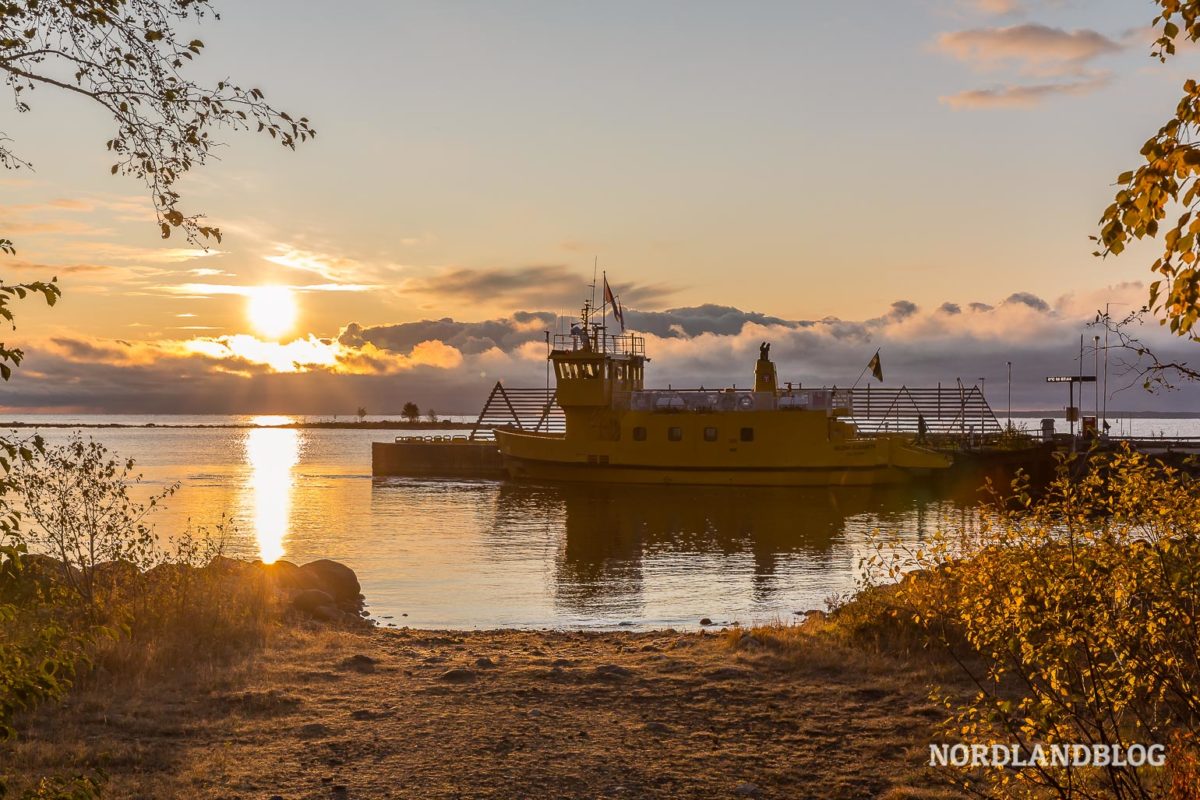 An einem frühen Herbstmorgen brechen wir auf und nehmen die Fähre vom Festland zur Insel Holmön An einem frühen Herbstmorgen brechen wir auf und nehmen die Fähre vom Festland zur Insel Holmön