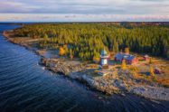 Blick auf den Leuchtturm Berguddens Fyr auf der schwedischen Insel Holmön